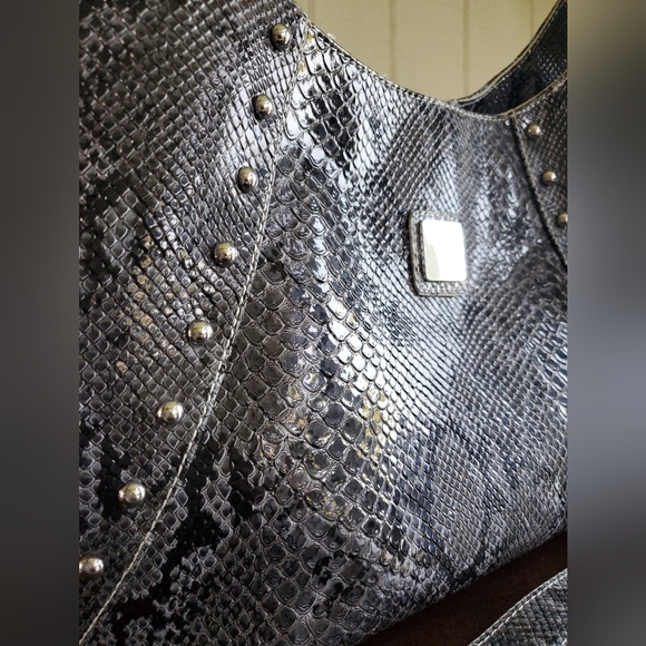 Women's gray and black faux snakeskin hobo Style bag with extra strap - Picture 3 of 13